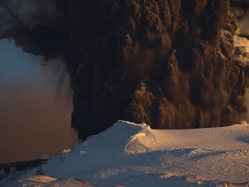 Невероятные снимки исландского вулкана на расстоянии нескольких километров Helicopter-580x435(1)