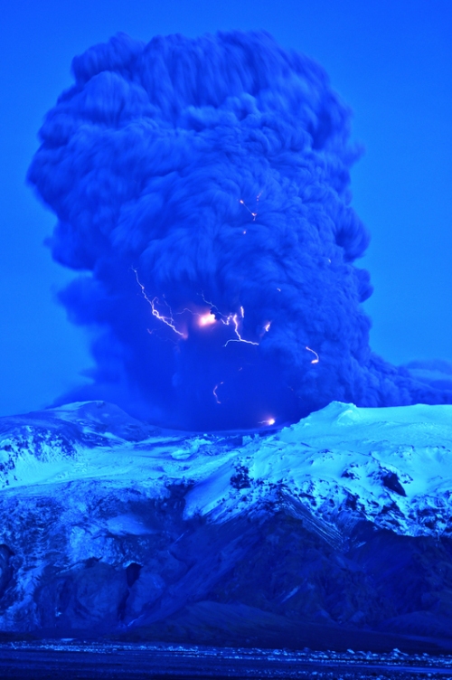 Невероятные снимки исландского вулкана на расстоянии нескольких километров Lightnings1(1)