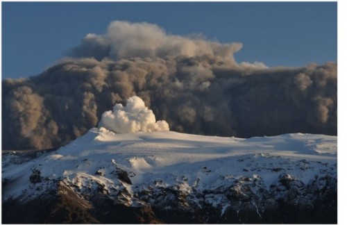 Невероятные снимки исландского вулкана на расстоянии нескольких километров Volcano-sn-3-580x376(1)