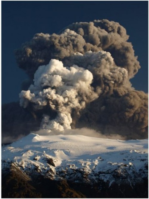 Невероятные снимки исландского вулкана на расстоянии нескольких километров Volcano-sn1-435x580(1)