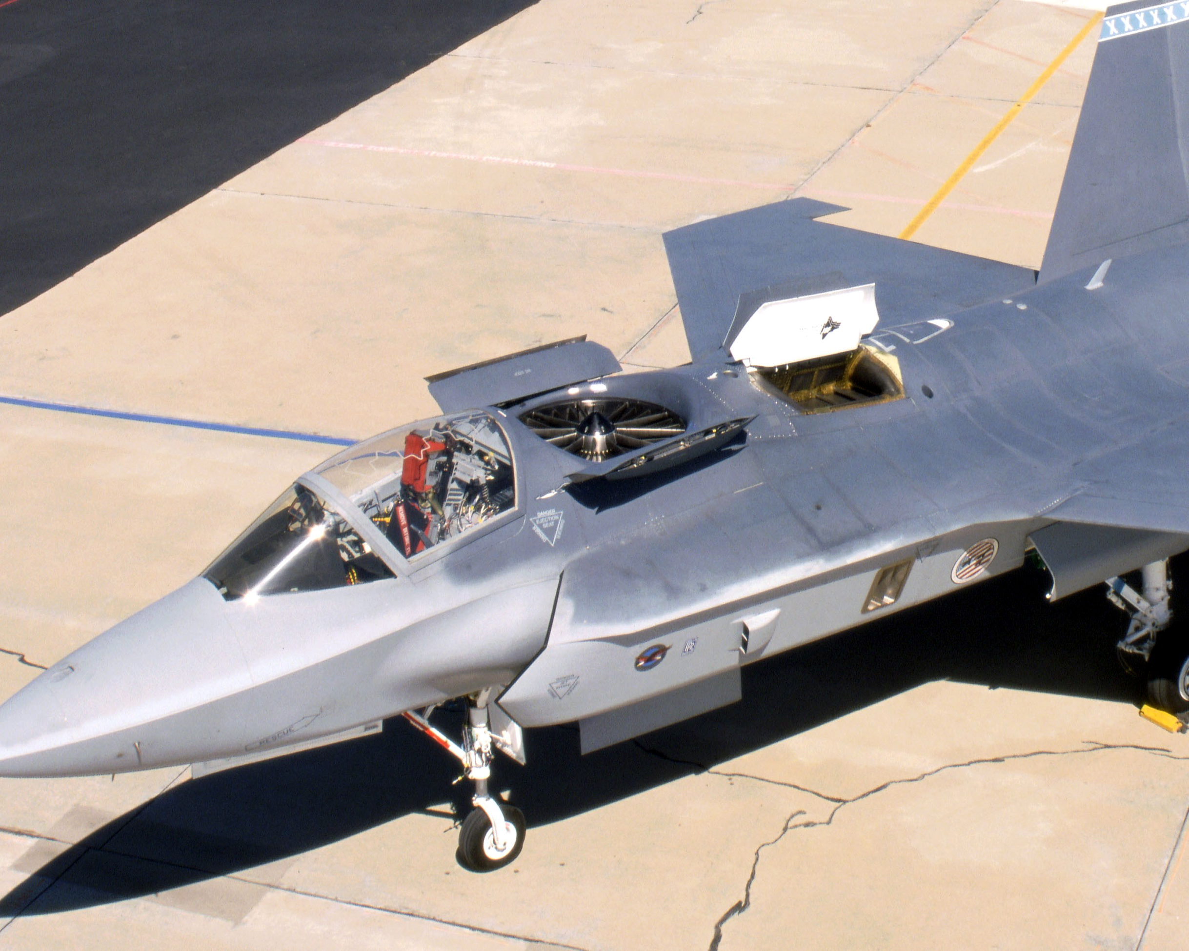 F-35B Lightning II - уникальный истребитель, способный летать быстрее скорости звука и вертикально приземляться.