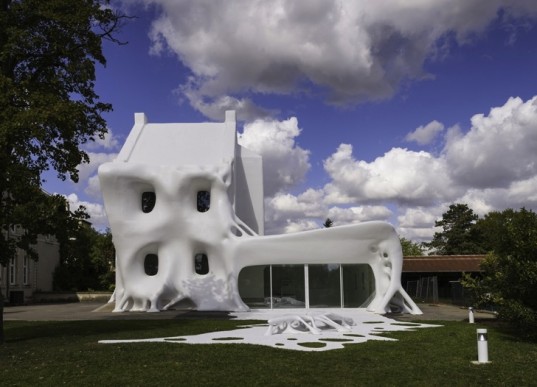 Во Франции построили дом-привидение