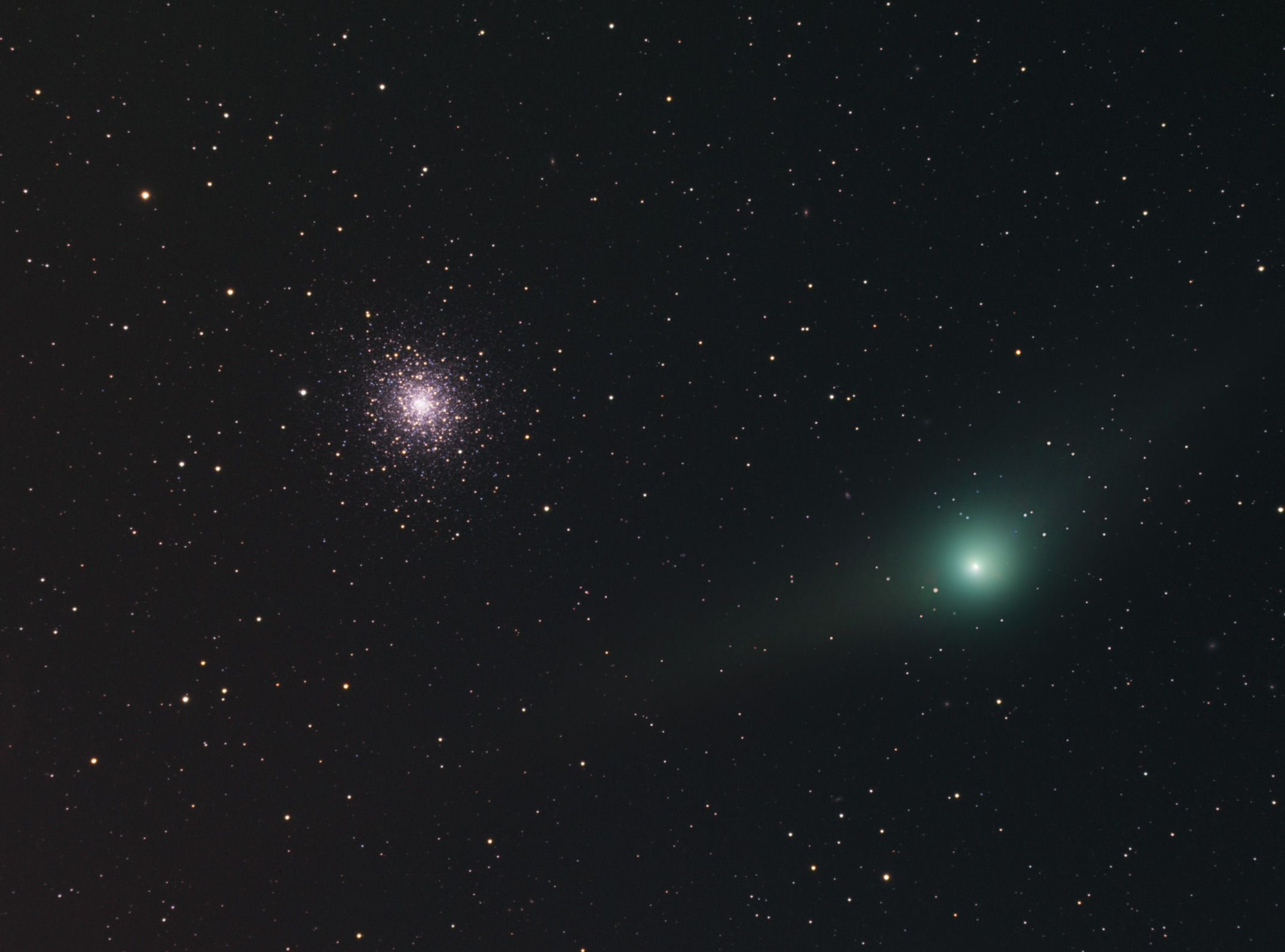 Фото двухвостой кометы Гаррада и звездного скопления M92