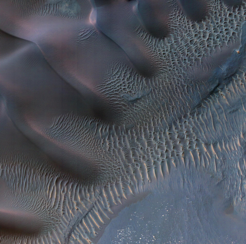 Ветер на Марсе трансформирует песчаные дюны в шедевры искусства
