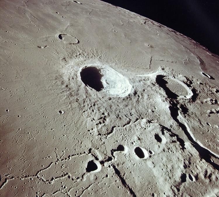 Гигантский кратер Луны крупным планом