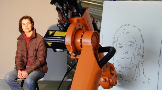 Команда ученых и художников создала рисующего робота