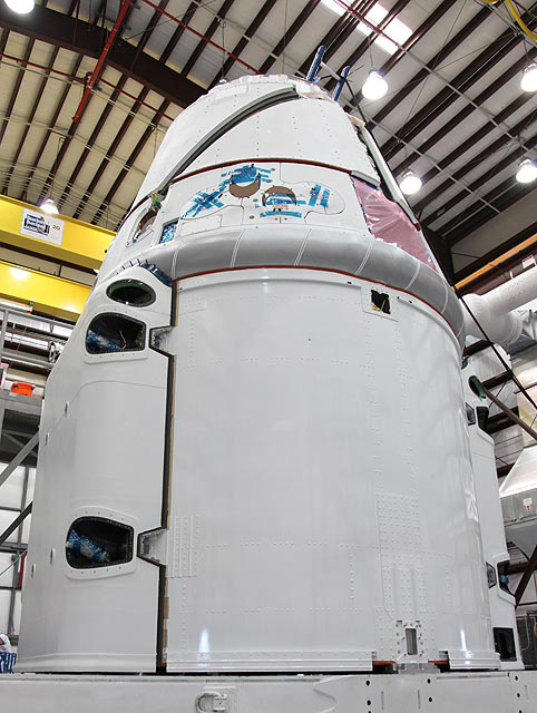 Первый коммерческий космический корабль будет запущен к МКС 30 апреля