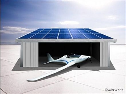 Этот электрический самолет летает благодаря собственному солнечному ангару