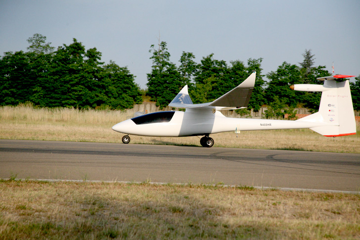 Полет 4 местный самолет. 2 Местный самолет. Sunseeker 2 самолет на солнечной энергетике. Sunseeker Duo. Two Seater plane.