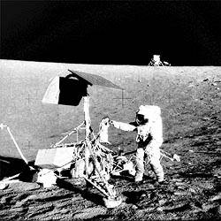 Участник экспедиции 'Аполлон-12' на поверхности естественного спутника Земли.