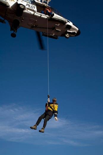 Лоцман использует вертолёт, для высадки на борт украинского судна