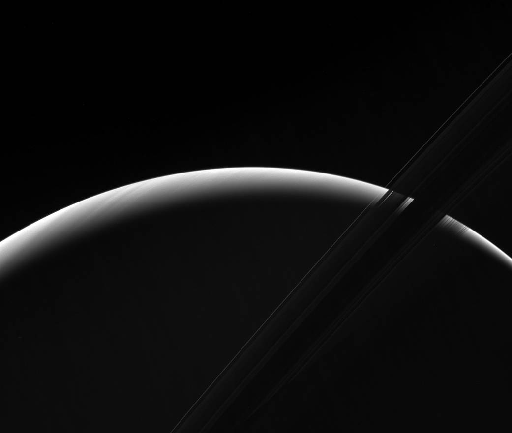 Кассини заснял рассвет на Сатурне