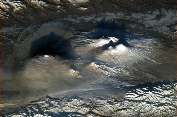И вновь снимок с орбиты: драматическая сцена - вулканы на рассвете