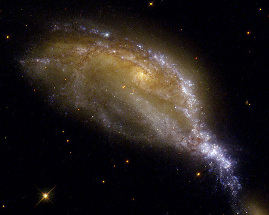 Большой "бум" в галактике NGC 6745