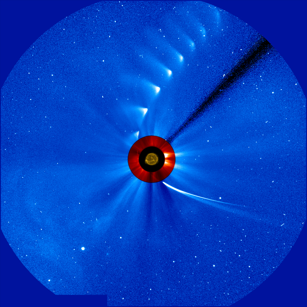 Судьба кометы ISON остается неопределенной после огненной встречи с Солнцем