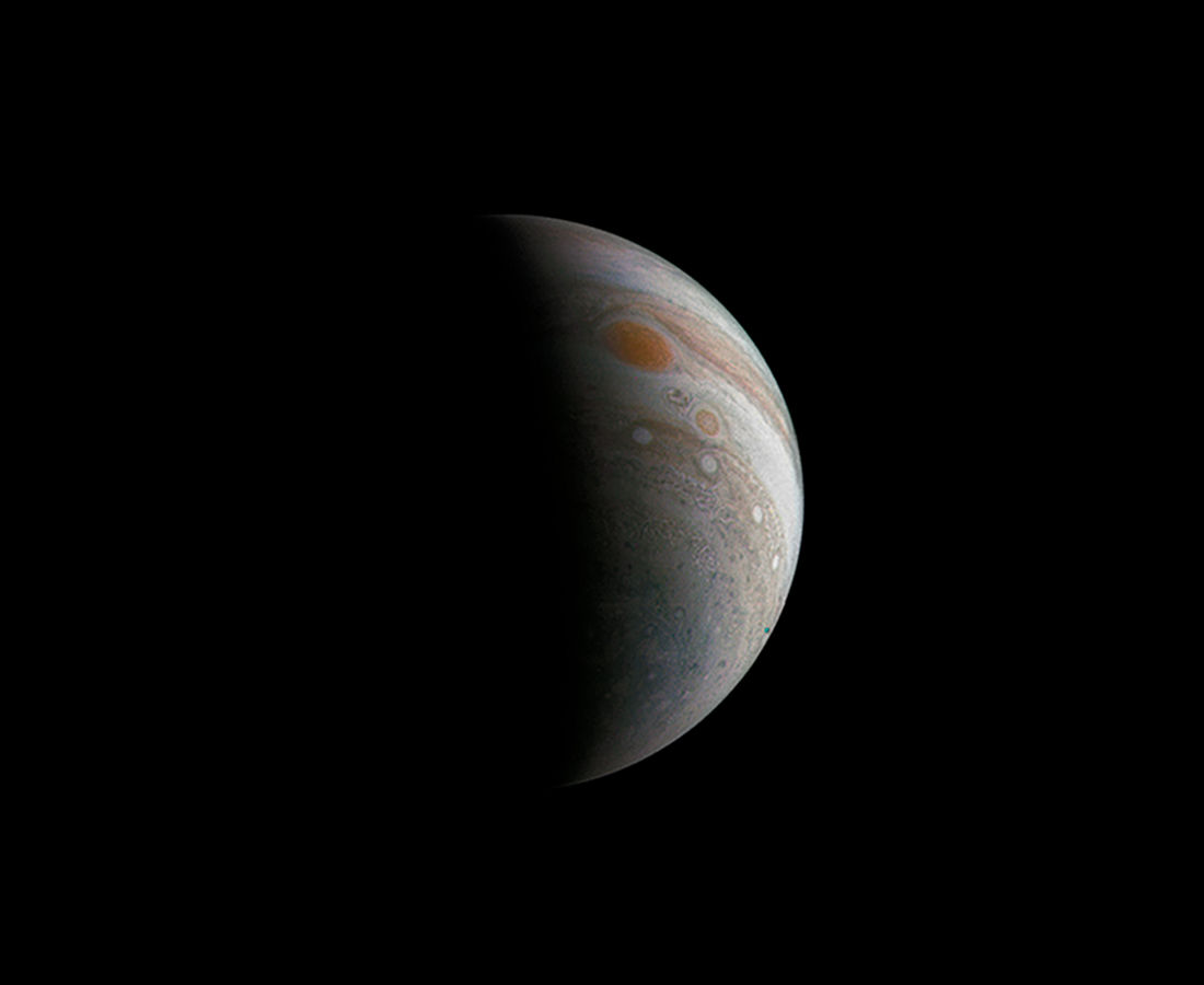 Часть освещенного Юпитера попала в кадр