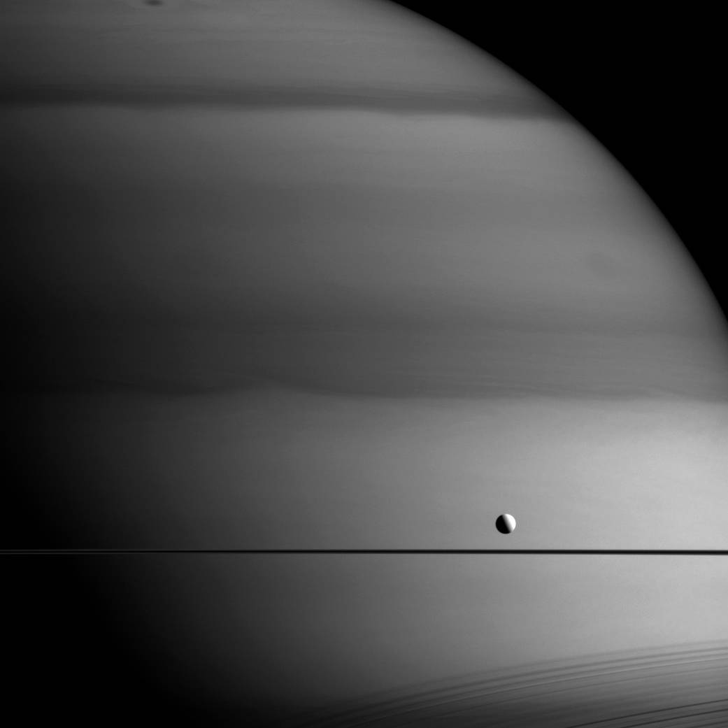 Диона растворяется в Сатурне