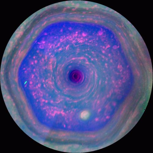 Снимок космического урагана на Сатурне
