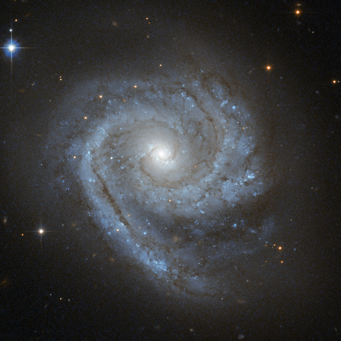 Хаббл запечатлел спиральную галактику в созвездии Компас