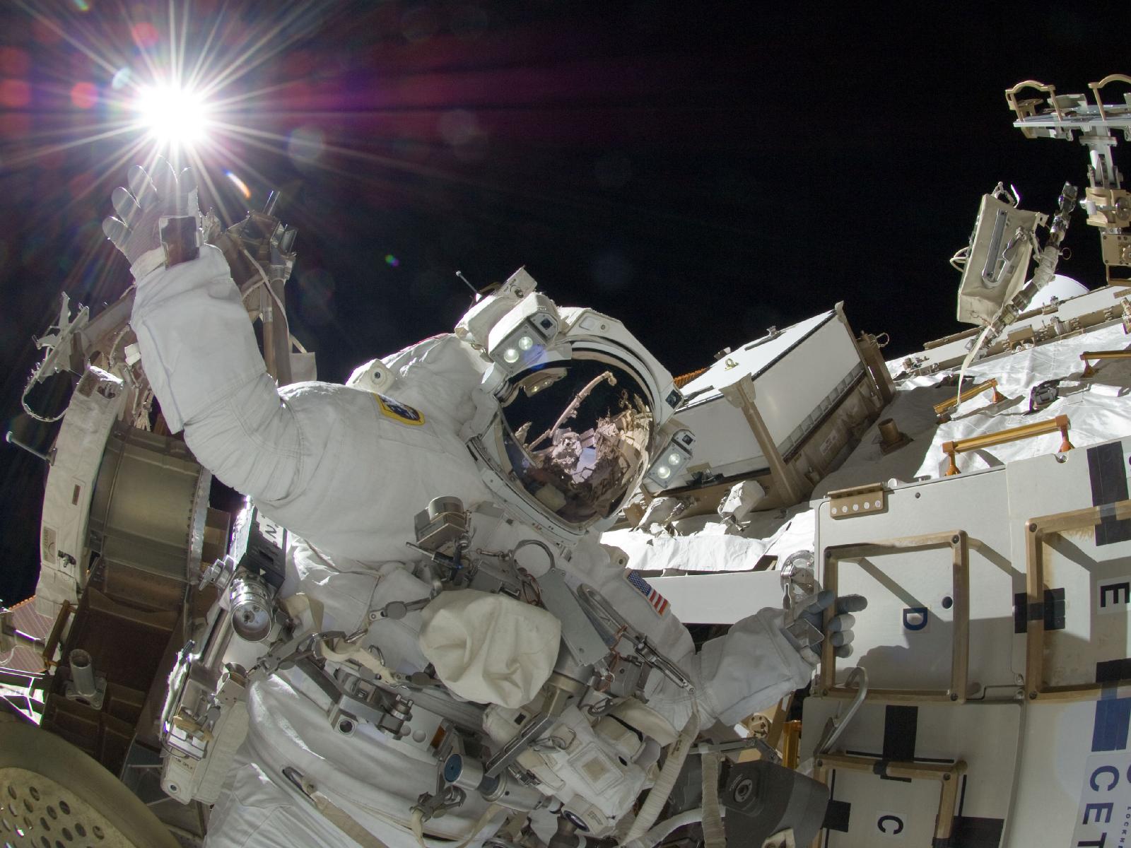 Фото: во время «прогулки» в открытом космосе Сунита Уильямс "коснулась"  нашей ближайшей звезды