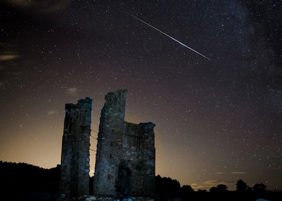 Кадр Дня: бриллиантовый метеор парит над английским замком