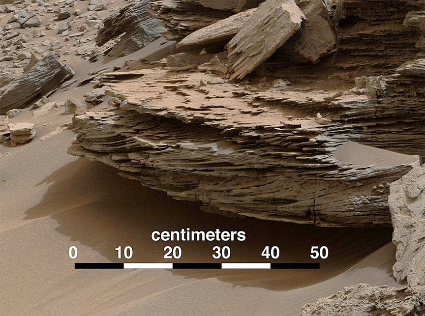 Слои грунта на Марсе, омываемые водой