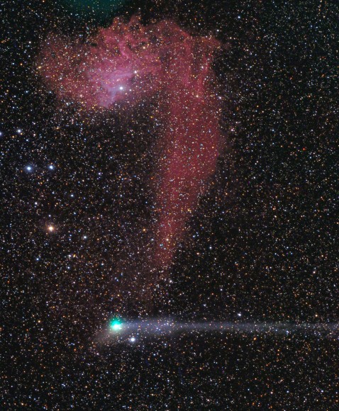Комета C/2014 E2 (Jacques)  красуется  под туманностью на чудесном фото