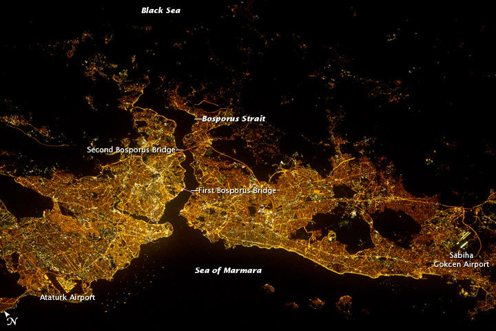 Взгляд из космоса: ночные огни Стамбула