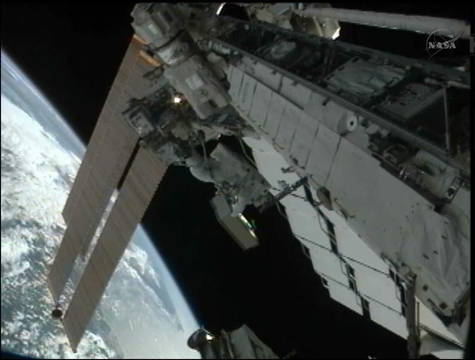 Астронавты совершили одну из самых продолжительных «прогулок» в открытом космосе