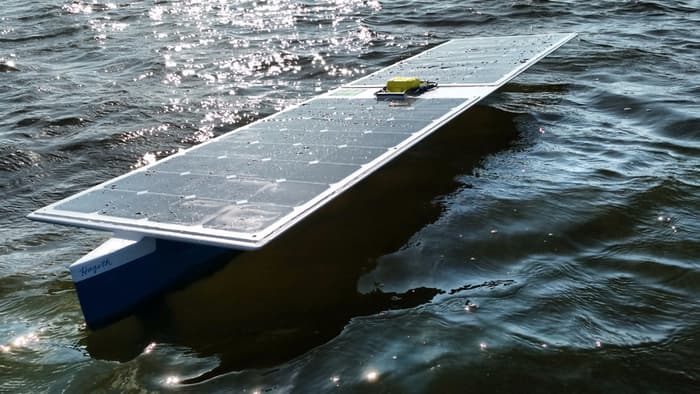 Океанское путешествие солнечной лодки 