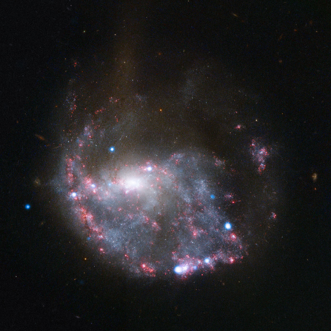 Фото «Хаббл»: результат столкновения галактик 