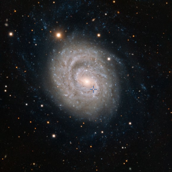 Большая спиральная галактика декорирована сверхновой