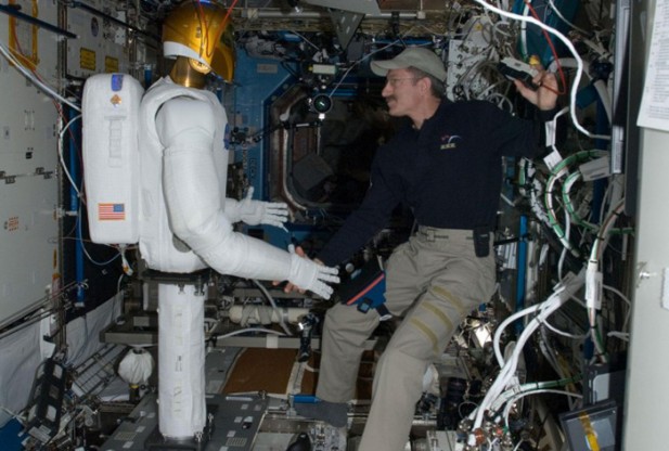 Robonaut 2 получает свои космические «ноги»