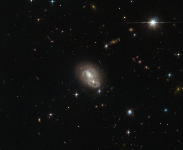 Галактика IRAS 06076-2139 стала объектом исследования Хаббла