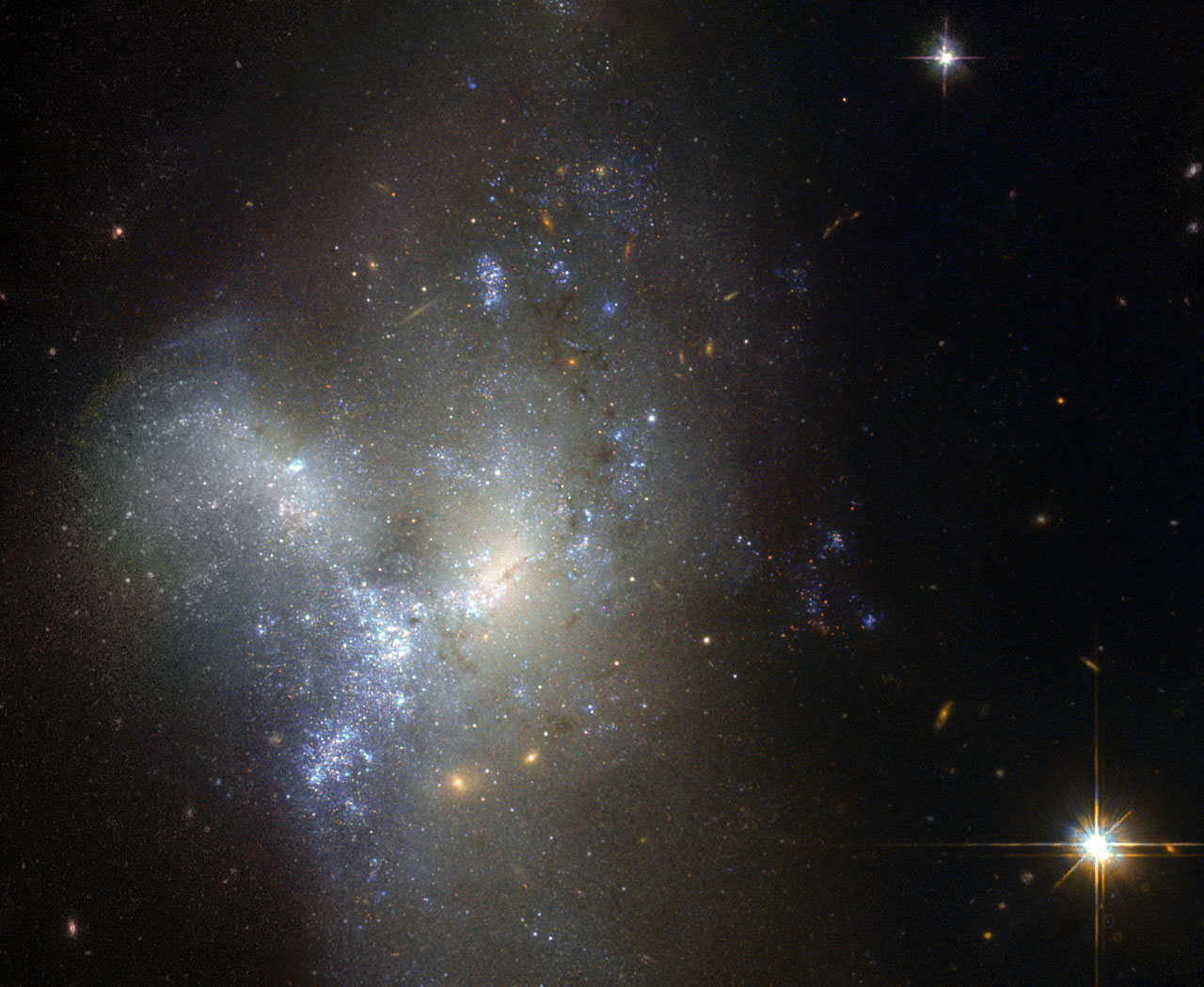 Хаббл открыл тайну пекулярной галактики