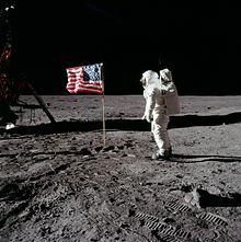 На Луне до сих пор стоят американские флаги