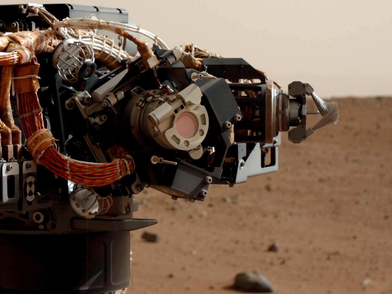 Марсоход "Курьозити" начал использовать свои научные инструменты