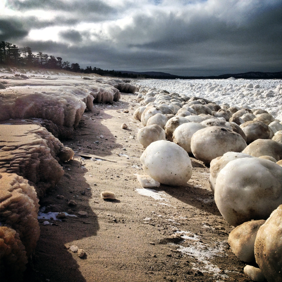 Удивительное явление: ледяные валуны на берегу озера Мичиган