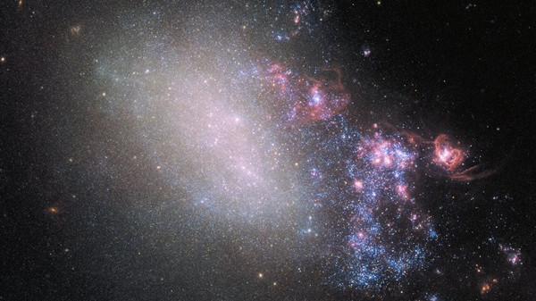 Хаббл шпионит за двуликой галактикой