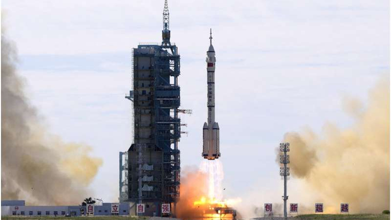 Китайский экипаж отправился на новую космическую станцию
