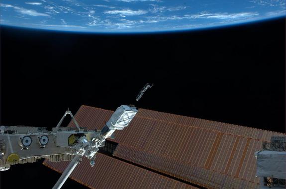 Сегодня с МКС запустили 4 крохотных спутника