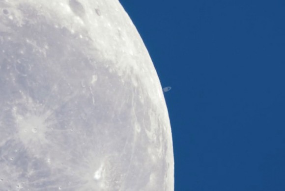Чудесное видео Сатурна, проскальзывающего за Луной