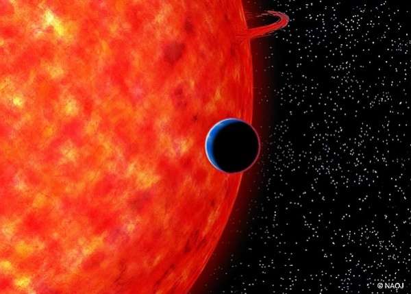 Голубая экзопланета размером с Нептун вращается вокруг красного карлика