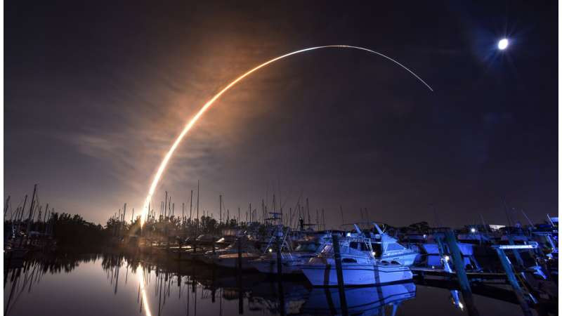Ракета SpaceX взорвалась через несколько минут после запуска