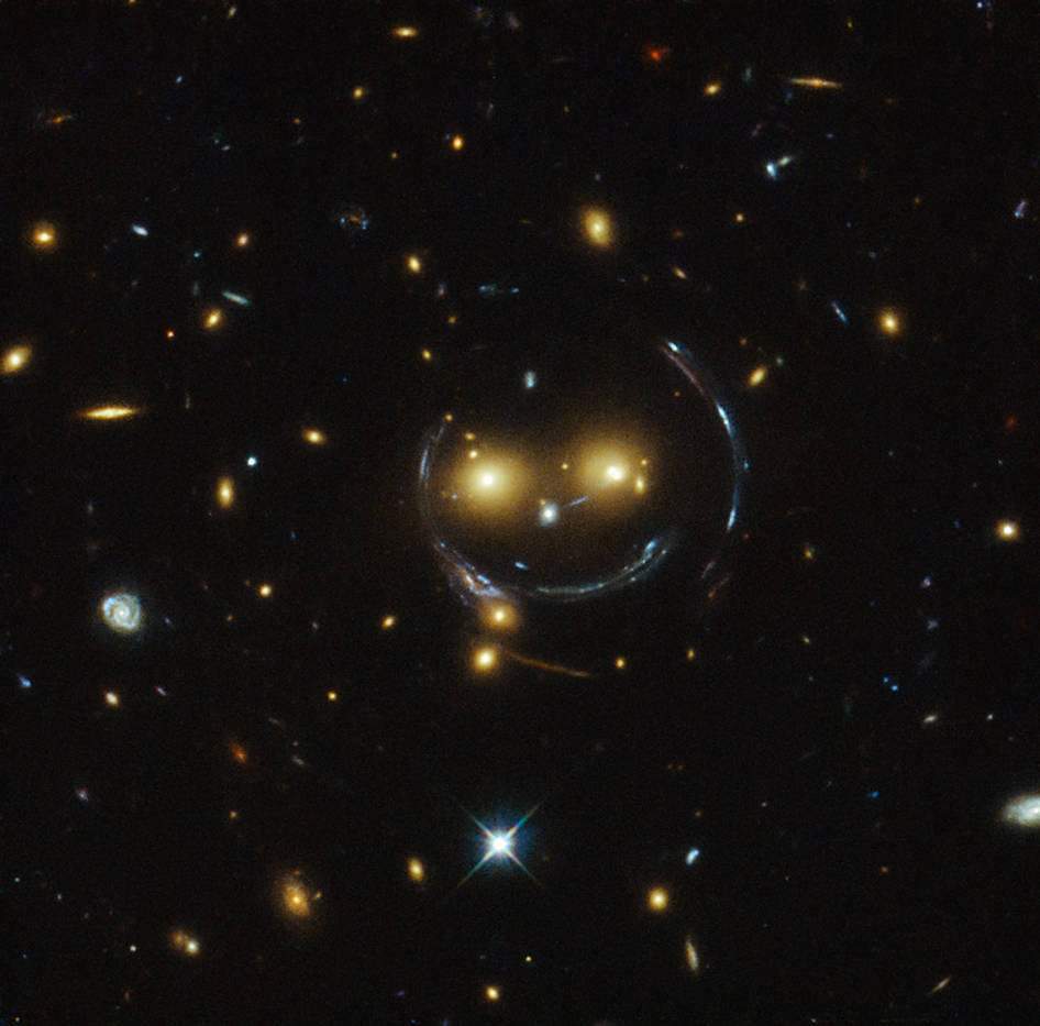 Хаббл увидел улыбающуюся линзу в космосе