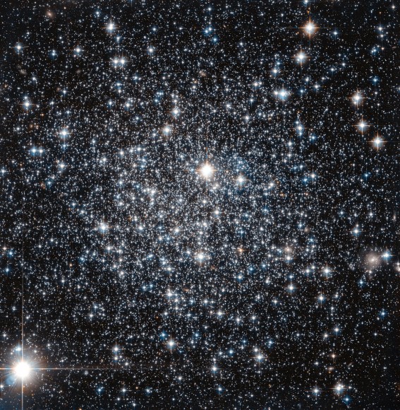Великолепное фото IC 4499 от Хаббла, сбившего астрономов с толку