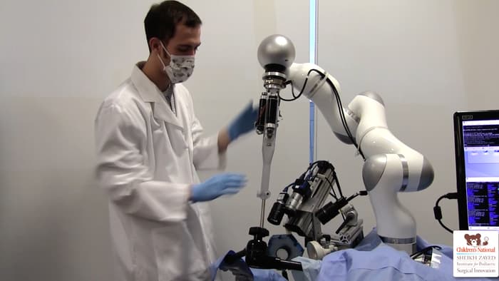 Робот в помощь хирургам