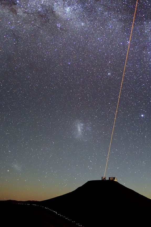Кадр дня: лазерный след от телескопа в ночном небе