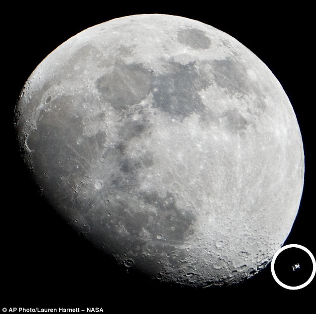 МКС на фоне Луны на удивительном изображении, снятом обычной зеркальной камерой