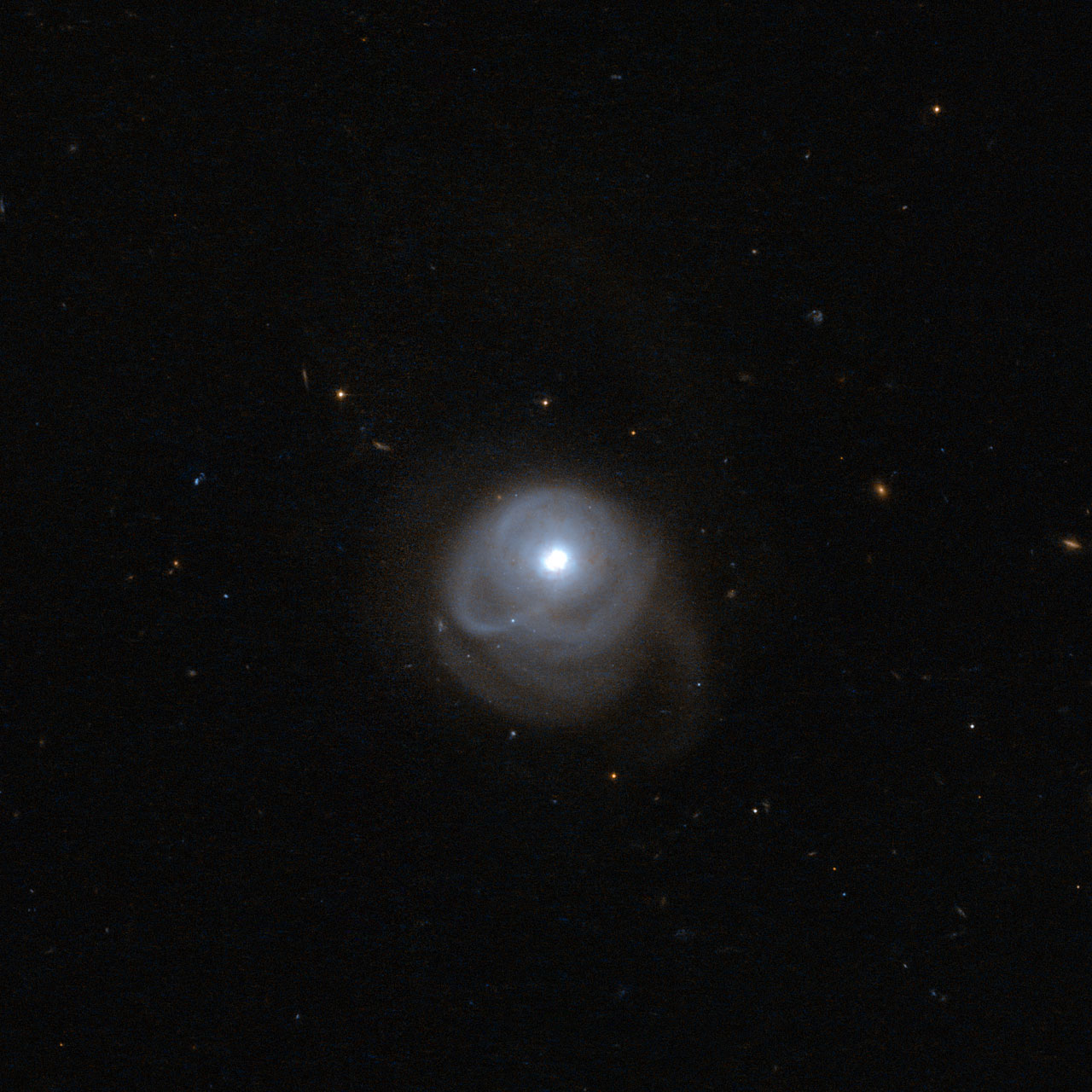 "Хаббл" подсмотрел за яркой инфракрасной галактикой 